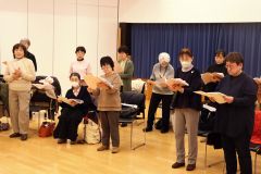 定期演奏会に向け練習に励むメンバー。左端は沖田団長