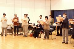 定期演奏会に向け練習に励むメンバー。左端は沖田団長