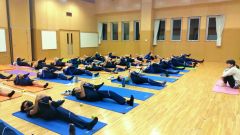 アーサナに基づいたストレッチに挑む生徒たち