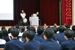 高校生に講演する千葉絵里菜さん