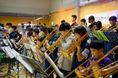 ジャズキッズ８０人による合同演奏。迫力ある音楽を奏で、観客らを楽しませる子どもたち