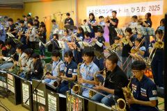 ジャズキッズ８０人による合同演奏。迫力ある音楽を奏で、観客らを楽しませる子どもたち