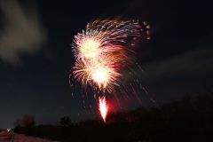 還暦を祝い打ち上がった花火（５日午後７時ごろ、すずらん大橋付近で。須貝拓也撮影）