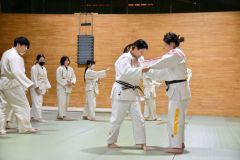 上野さん、貝山さんから柔道の基本を学んだ陸別中の生徒