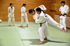 上野さん、貝山さんから柔道の基本を学んだ陸別中の生徒