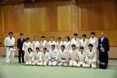 上野さん(前列左から4人目)、貝山さん(同5人目)から柔道の基本を学んだ陸別中の生徒