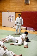 上野さん(前列左から4人目)から柔道の基本を学んだ陸別中の生徒