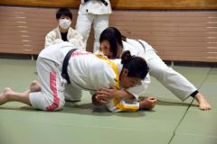上野さん、貝山さんから柔道の基本を学んだ陸別中の生徒