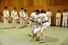 上野さん、貝山さんから柔道の基本を学んだ陸別中の生徒