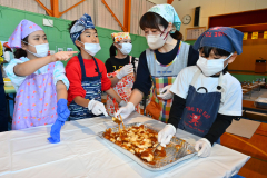 育てた米で最後の餅つき　幕別途別小児童 写真4