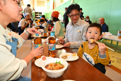 育てた米で最後の餅つき　幕別途別小児童 写真11
