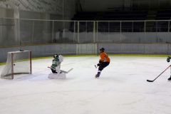 【Ｏ―５０リーグ戦・十勝ブルーレジェンドＡ―鳥銀本店】十勝ブルーレジェンドＡは第２ピリオド９分、鳥本雅裕（右）のゴールで４―１とリードを広げる