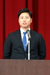 全校生徒の前で活躍を誓う牧野投手(須貝拓也撮影)