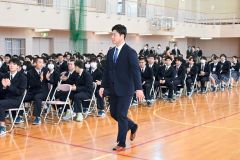 全校生徒に拍手で迎えられる牧野投手(須貝拓也撮影)