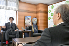 小野町長(右)に今シーズンの活躍を報告し、来シーズンの飛躍を誓う片山投手(左)