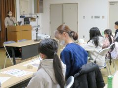 講義の内容を聞く参加者