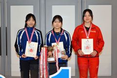総合女子を制した帯南商の笹渕和花(中央)。2位は帯南商の重堂羽南(左)。3位は白樺学園の成田陽愛