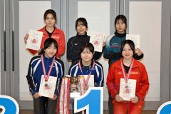 総合女子で入賞した選手ら。前列中央が1位の帯南商・笹渕和花