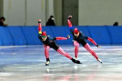 【スプリント男子1000メートル2回目】長身を生かした滑りでスプリント男子の頂点に立った帯三条の吉田詠喬(手前)