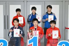 総合男子で入賞した選手ら。前列中央が1位の白樺学園・堀川雄大