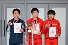 総合男子を制した白樺学園の堀川雄大(中央)。2位は帯柏葉の細川晃太郎(左)。3位は白樺学園の坂野誠道