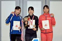 スプリント女子の頂点に立った帯農の今井千陽(中央)。2位は小原唯奈(左)、3位は鎌田璃子