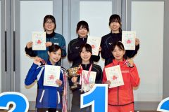 スプリント女子で入賞した選手ら。前列中央が頂点に立った帯農の今井千陽