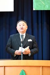 あいさつする田中校長