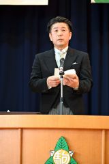 式辞を述べる開校120周年記念事業協賛会の石川会長