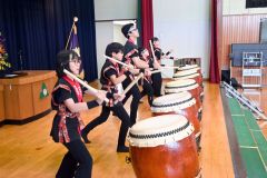 開校120周年式典で音更駒大湖を披露する5人の児童ら