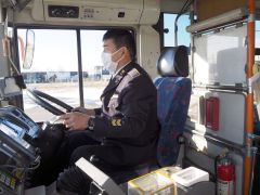 バスの運転を体験する自衛官