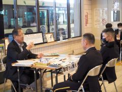 業務内容などを説明する企業のブース