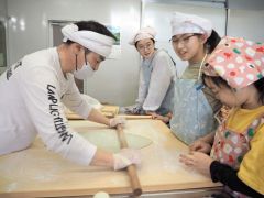 そば打ちを指導する小野寺さん（左）