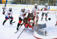 【1回戦・全十勝B―北海道バーバリアンズH.C. U15】第1ピリオド、パワープレーの間にシュートを試みる全十勝Bの(8)萩原羚偉(左から3人目)
