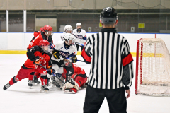 【準決勝・全十勝A-鳥取】第2ピリオド15分、こぼれたパックを押し込む全十勝Aの小寺貫太