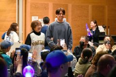 杉浦投手が入場し、カメラを向けるファン