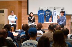 杉浦投手（右）のトークに耳を傾けるファン