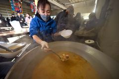 秋あじ鍋をはじめ熱々の3種の海産鍋が無料で振る舞われた(7日午前11時15分ごろ、須貝拓也撮影)