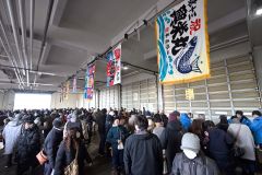 格安な海産物を買い求める来場者でにぎわう会場(5日午前10時ごろ、須貝拓也撮影)