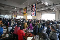 格安な海産物を買い求める来場者でにぎわう会場(5日午前10時ごろ、須貝拓也撮影)