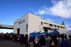 格安な海産物を買い求める来場者で長蛇の列ができた会場(7日午前10時ごろ、須貝拓也撮影)