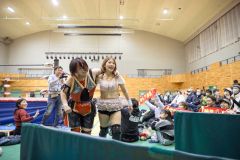 戦いを終え、神田愛実さんに支えられて退場する浦幌さん。敗れたものの、会場からは惜しみない、ちほコールと拍手が送られた