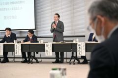 冒頭あいさつをする簗委員長（中央）