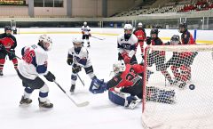 【第3代表決定戦・全十勝A―北海道バーバリアンズH・C・U15】相手ゴールへ激しく攻め込む全十勝Aの選手たち(白ユニホーム)