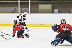 【3位決定戦・全十勝A-北海道バーバリアンズH・C・U15】第3ピリオド4分、がバーバリアンズの猛追を止めるゴールを決めた全十勝Aの高橋大雅(左から2人目)