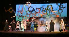 迫力ある舞台で観客を魅了した団員ら