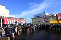 旬の魚介類を買い求める人らでにぎわった年内最後の「魚の日」