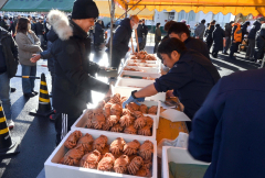 年末開催らしく、旬の毛ガニも登場。活気づいた「魚の日」