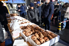 年末開催らしく、旬の毛ガニも登場。活気づいた「魚の日」
