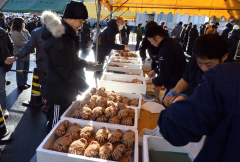 年末開催らしく、旬の毛ガニも登場。活気づいた「魚の日」